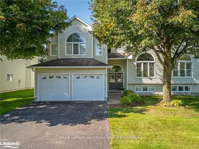 Condo Townhouse in Collingwood