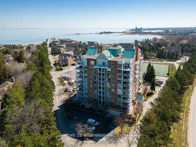 Condo Apartment in Collingwood