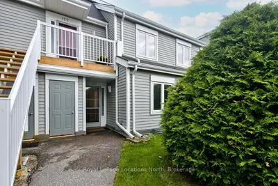 Condo Townhouse in Collingwood