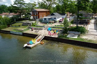 Detached in Wasaga Beach
