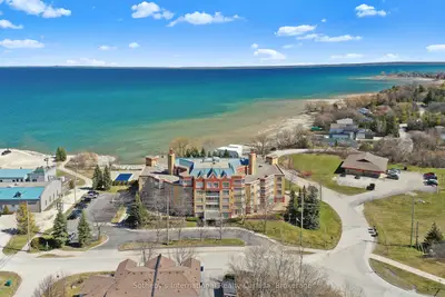 Condo Apartment in Collingwood