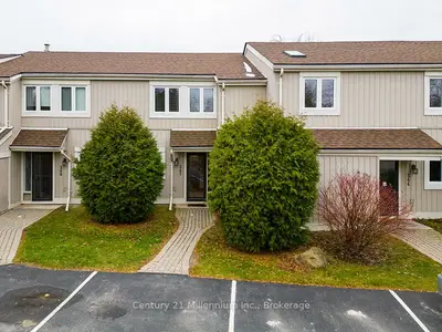 Condo Townhouse in Collingwood