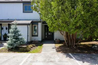 Condo Townhouse in Collingwood