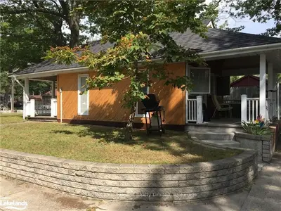 Detached in Wasaga Beach