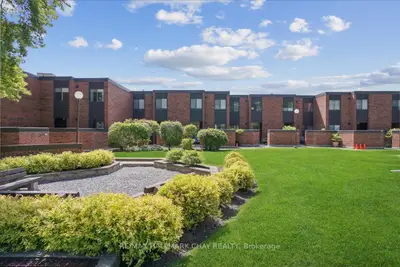 Condo Townhouse in Barrie