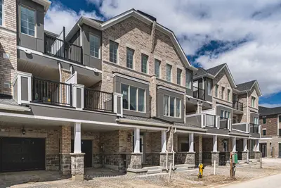 Att/Row/Townhouse in Barrie