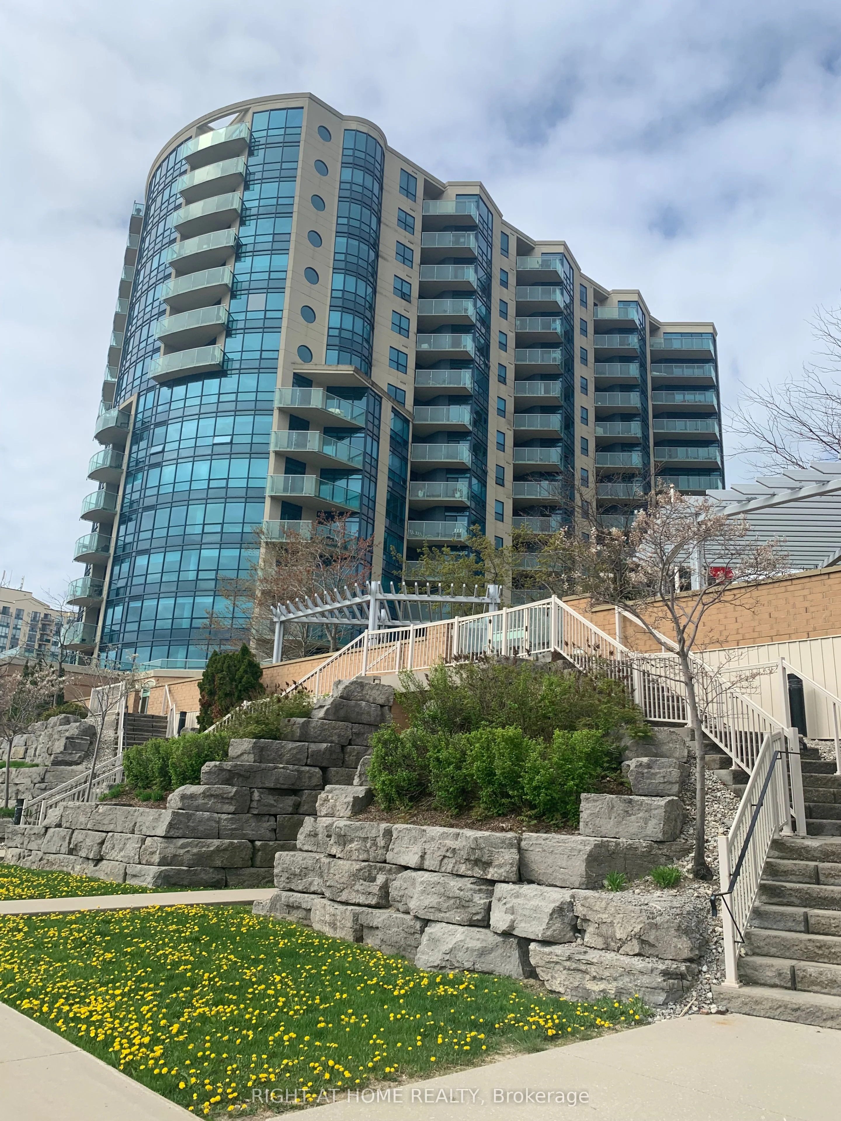 37 Ellen Street 504, Barrie, On L4n 6g2