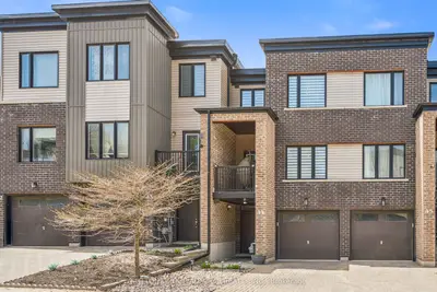 Att/Row/Townhouse in Barrie