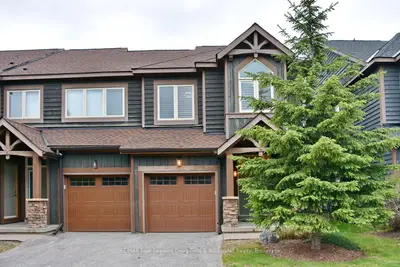 Condo Townhouse in Collingwood