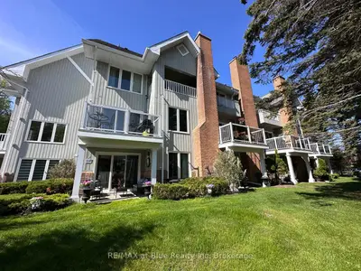 Condo Townhouse in Collingwood