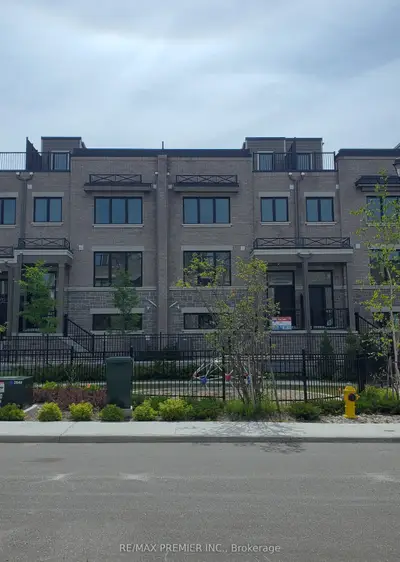 Att/Row/Townhouse in Wasaga Beach