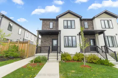 Condo Townhouse in Barrie