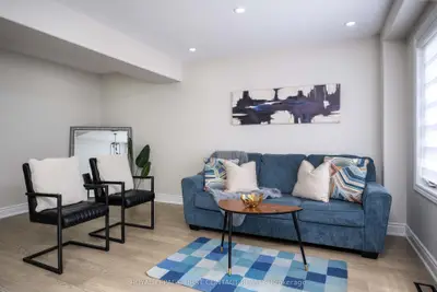 Att/Row/Townhouse in Barrie