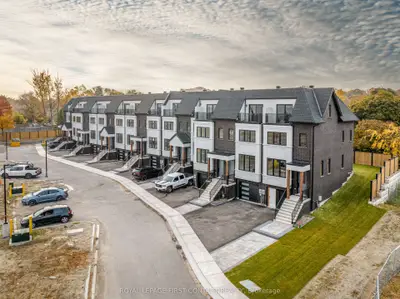 Att/Row/Townhouse in Barrie