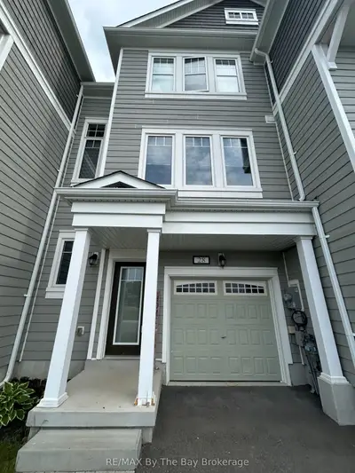 Att/Row/Townhouse in Wasaga Beach