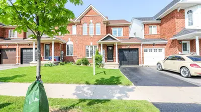 Att/Row/Townhouse in Barrie