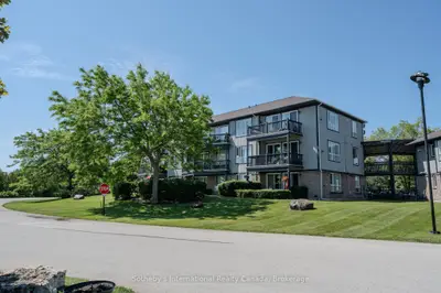Condo Townhouse in Collingwood