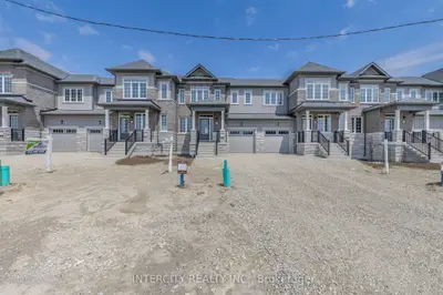 Att/Row/Townhouse in Wasaga Beach