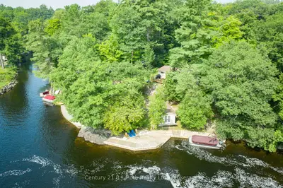 Detached in Severn