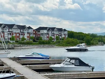 Condo Townhouse in Collingwood