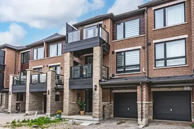 Att/Row/Townhouse in Barrie