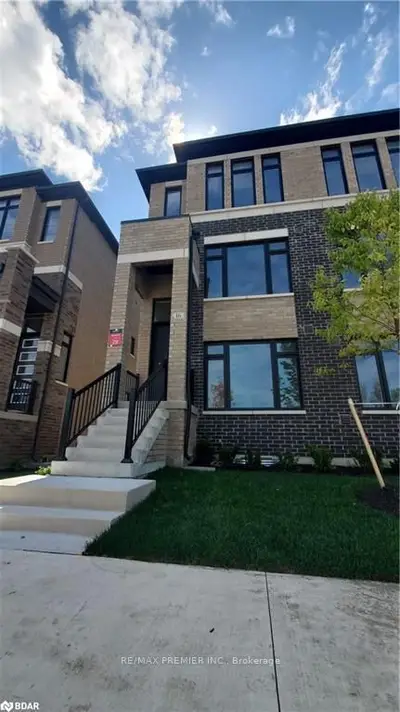 Att/Row/Townhouse in Barrie