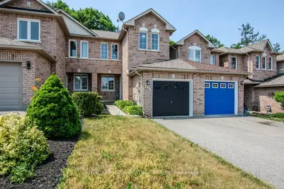 Att/Row/Townhouse in Barrie