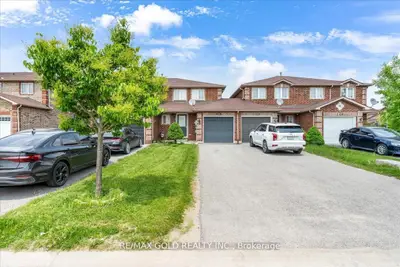 Att/Row/Townhouse in Barrie