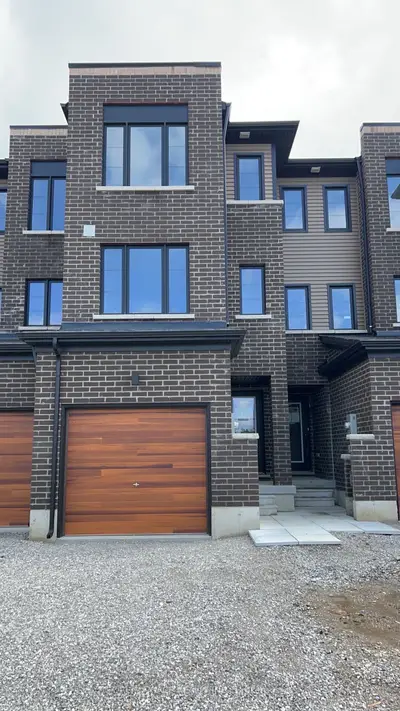 Att/Row/Townhouse in Barrie