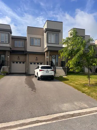 Att/Row/Townhouse in Clearview