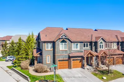 Condo Townhouse in Collingwood
