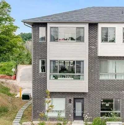 Att/Row/Townhouse in Barrie