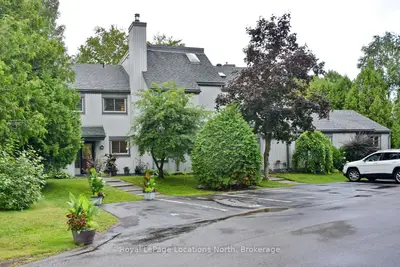Condo Townhouse in Collingwood
