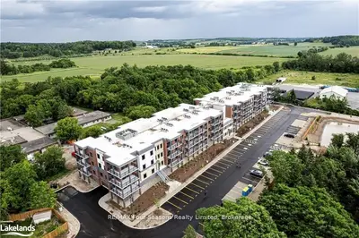 Condo Apartment in Clearview