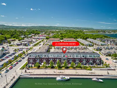 Condo Townhouse in Collingwood