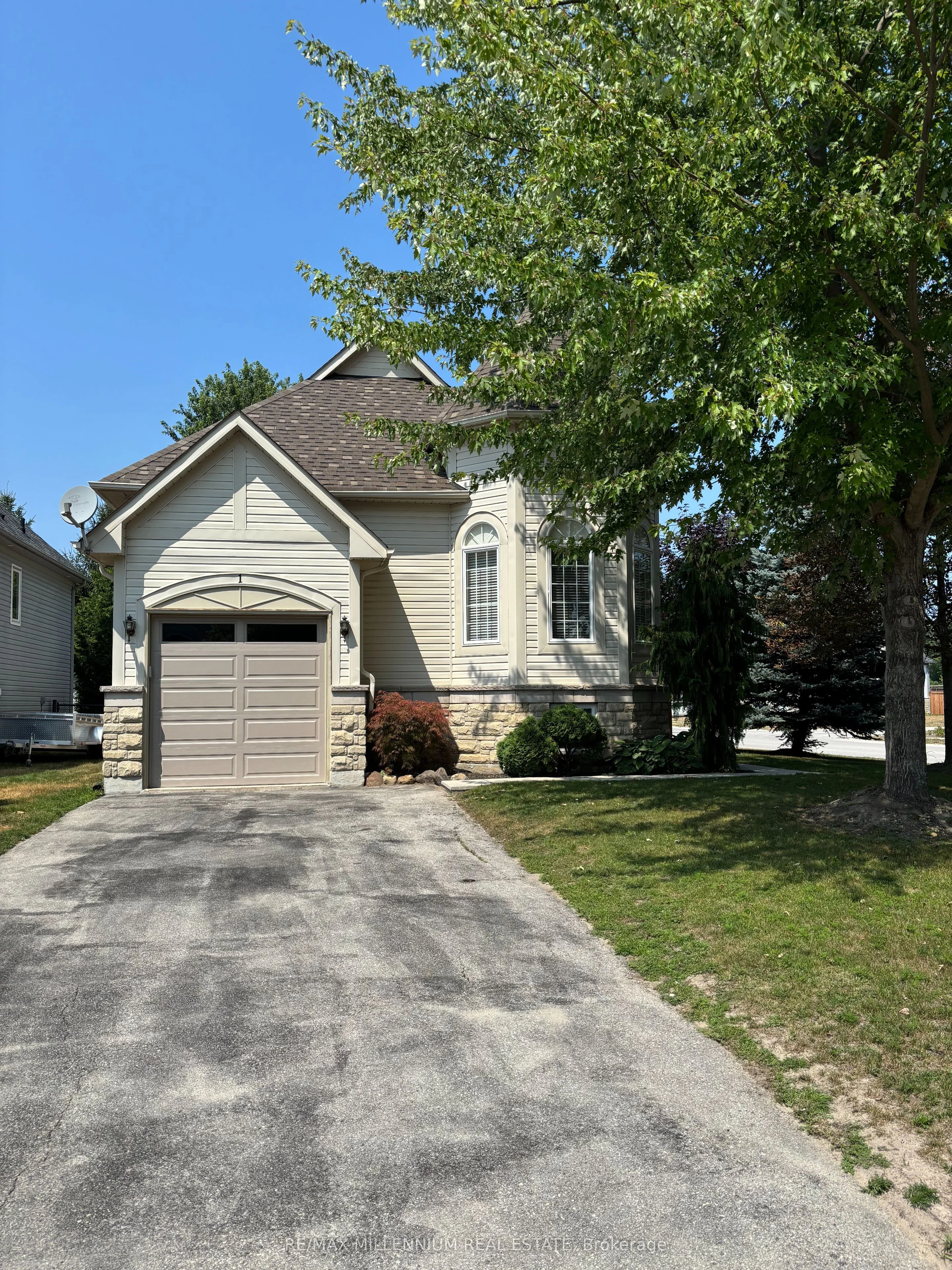 1 Blue Jay Place, Wasaga Beach, ON L9Z 0B4