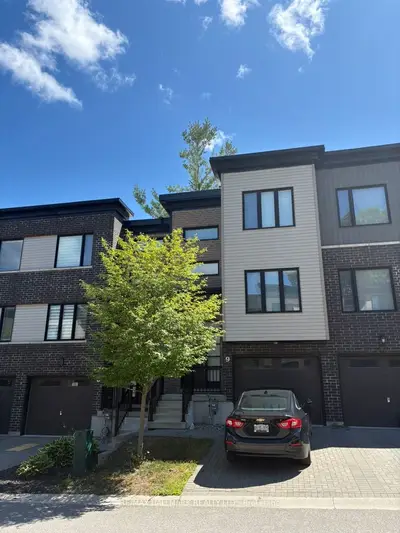 Att/Row/Townhouse in Barrie