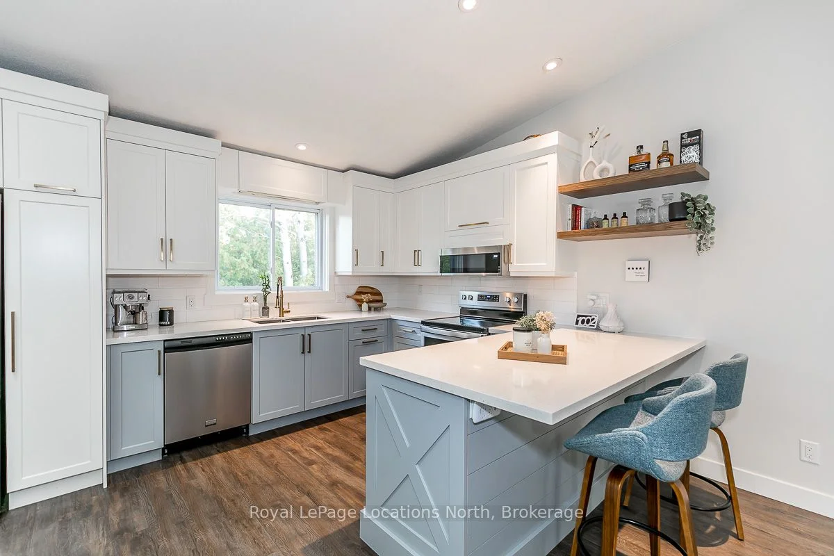 14 Dawson Drive 415, Collingwood, On L9y 5b4
