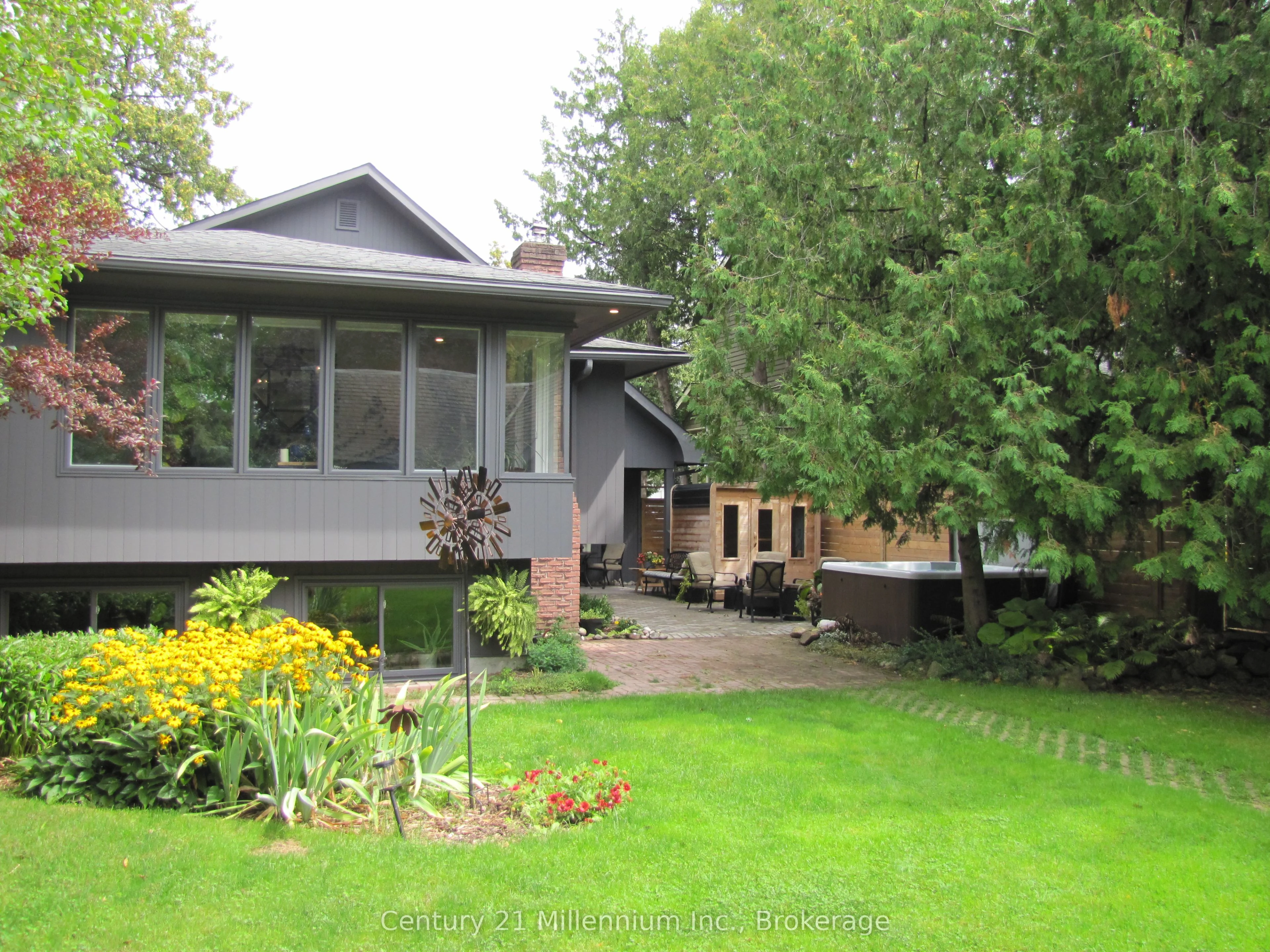 10 SUNSET Court, Collingwood, ON L9Y 4Y3