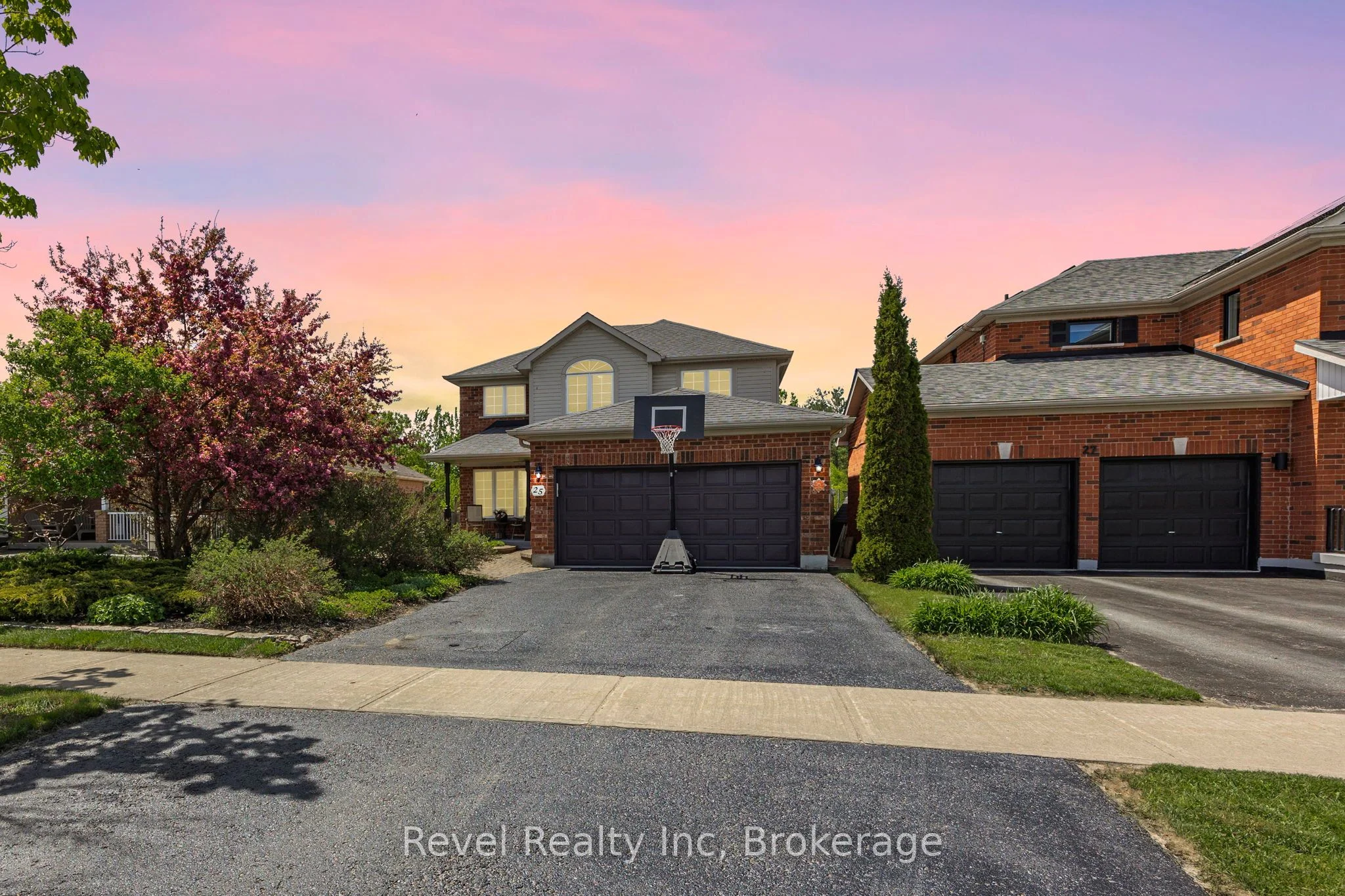 25 Lakewoods Court, Barrie, ON L4N 0G4