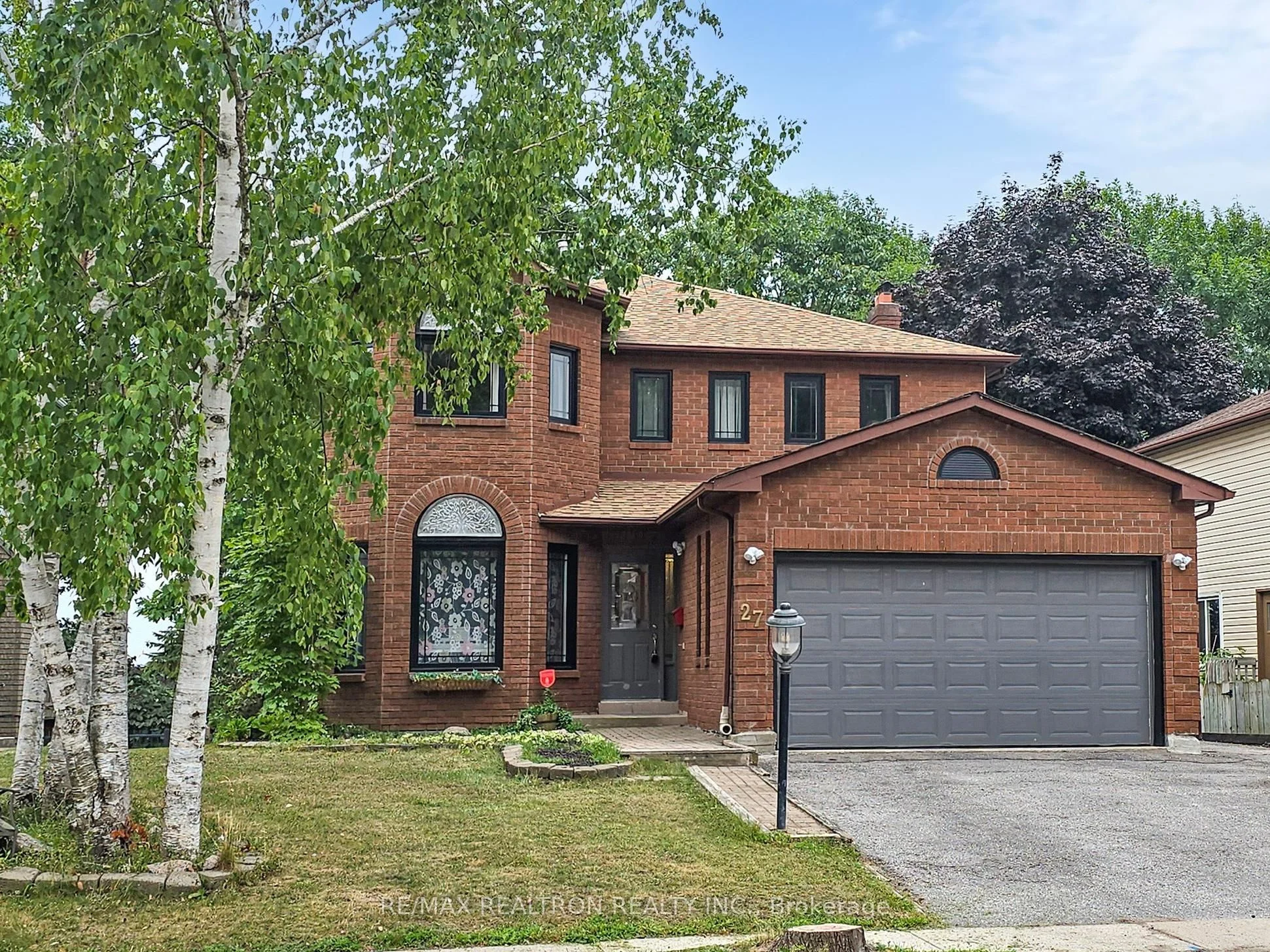 27 Moore Place Main & 2nd Flr, Barrie, ON L4N 6N8