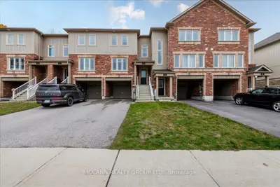 Att/Row/Townhouse in Barrie