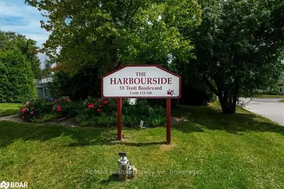 Condo Townhouse in Collingwood