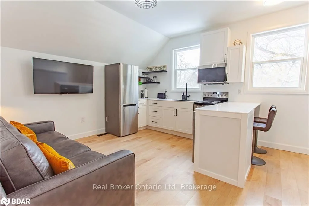97 Albert Street S Upper, Orillia, On L3v 5l1
