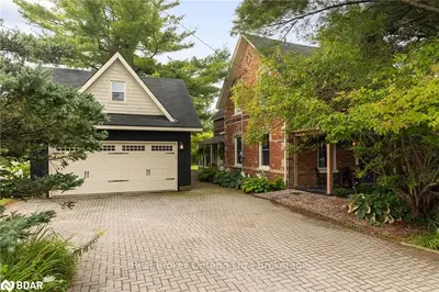 Detached in Springwater