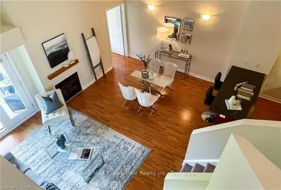 Condo Townhouse in Collingwood