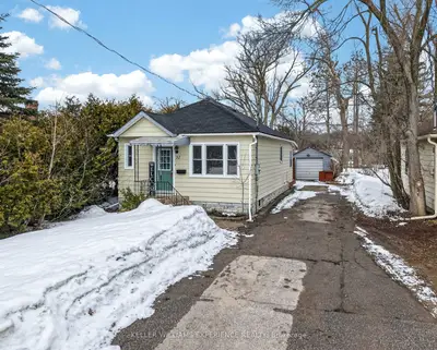 32 Henry Street, Barrie, On L4n 1c4