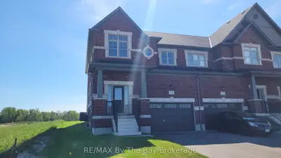 Att/Row/Townhouse in Wasaga Beach