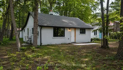Detached in Wasaga Beach