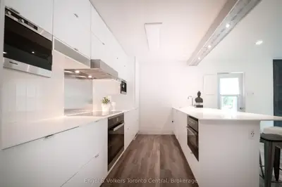 Condo Apartment in Collingwood